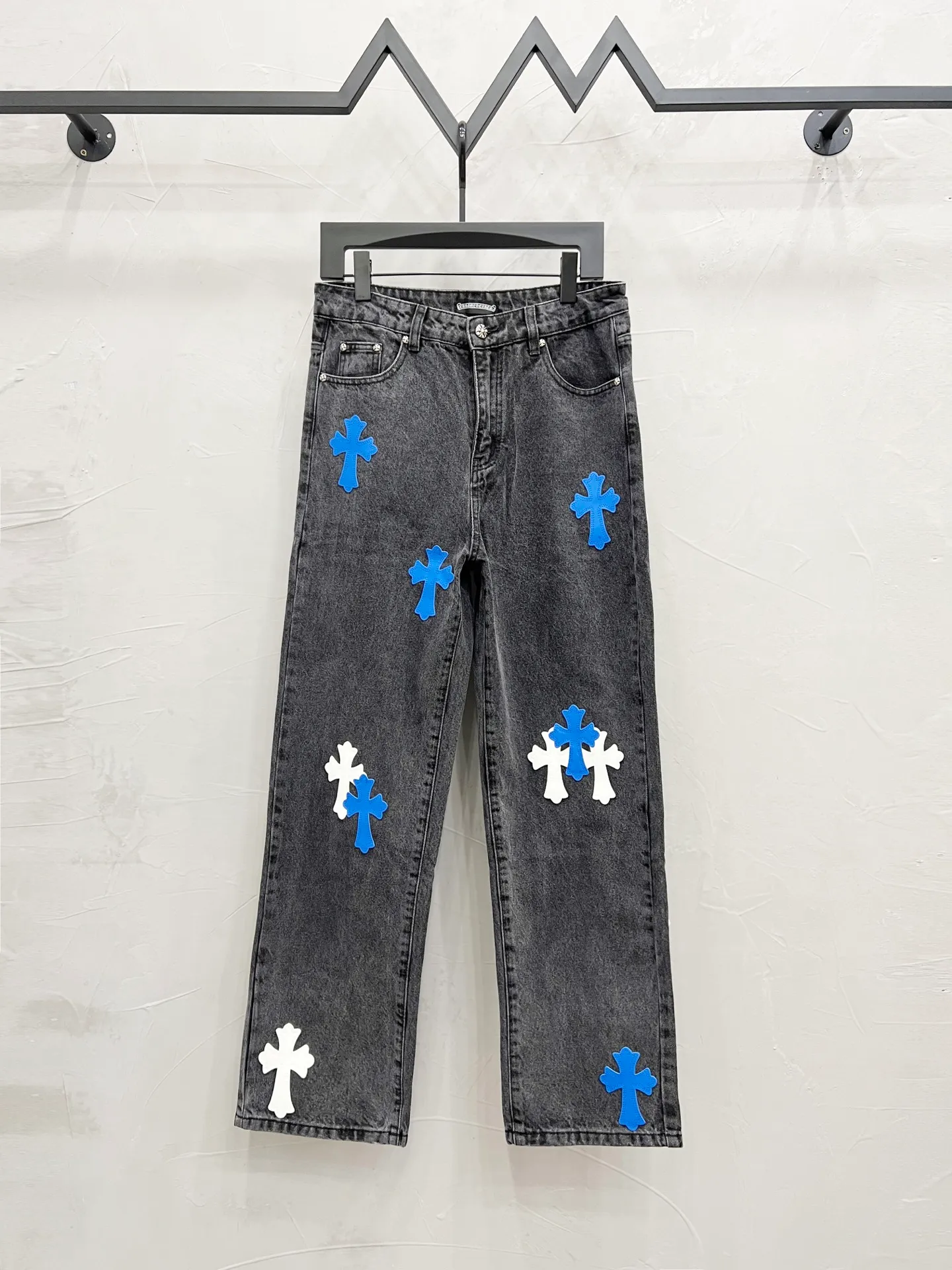 P240 Style number: [M929] Chrome hearts & Chrome hearts 25ss blue leopard print cross patch leather jeans Chrome hearts’ logging pants are here! ! ! CH Croix Heart Double Knee Cross Patch Leather Bo1 Style Logging Pants Straight-leg Work Pants B136 Croix Heart Cross Sanskrit Overalls Price 24W Level, patchwork cross pattern embellishment, high-waisted washed jeans! ! Absolutely high-end luxury products, 1.9W level god-level single products, super popular products, made by top heavy industry, not to be missed. About Zangyin, this is an extremely luxurious fashion brand, which can also be called the nobles of the high street. It has always been an exclusive brand of some hipsters or rich second generation. Compared with ordinary high streets, it is more luxurious and noble. Compared with luxury brands, it has a more fashionable personality and has always been a brand that I have a special liking for. Imported yarn is custom-woven into a high-density twill canvas, which ensures a crisp silhouette while also making the fabric feel very delicate. It follows the B01 classic silhouette, with a crisp and stylish upper body. The ready-made garments are stone-milled and fermented, so they can be matched with any style. Buttons and zinc-brushed washables are genuine YKK retro metal products. Double-layered canvas on the front. Perfect details. All hardware is perfect. Size: 30-32-34-36 Color: Black pants, blue and white leather